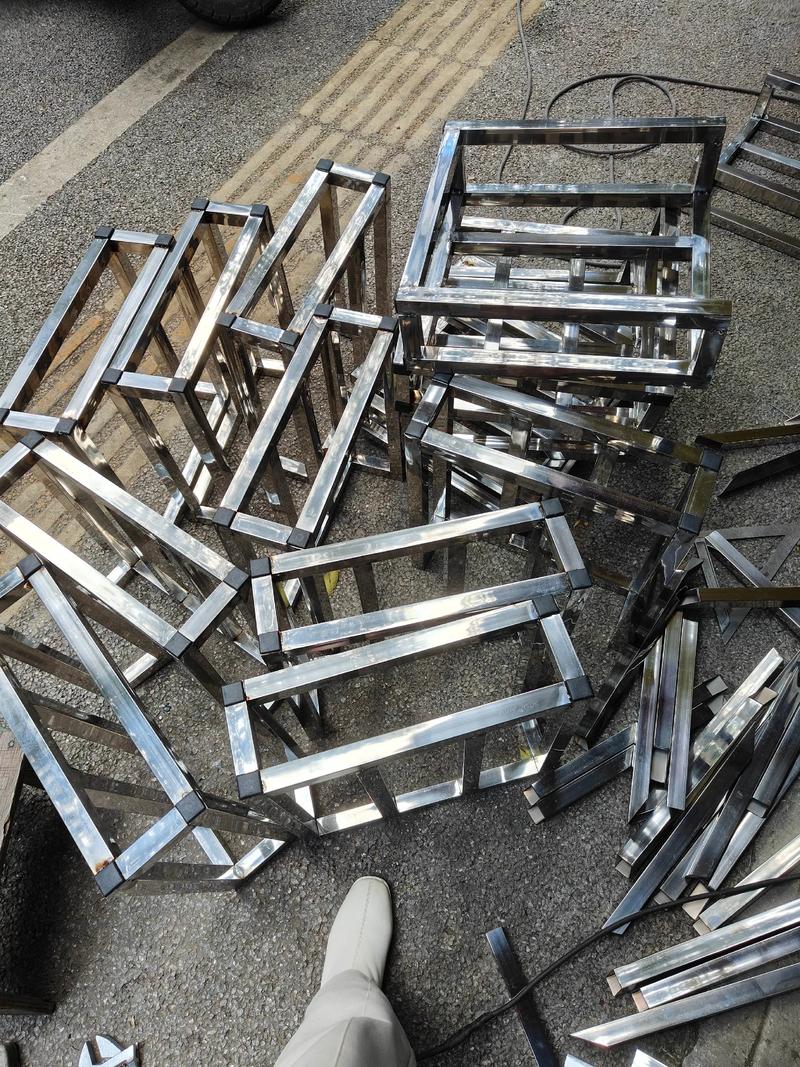 不銹鋼制品在食堂送餐小推車與建筑材料領域的創新應用與價值